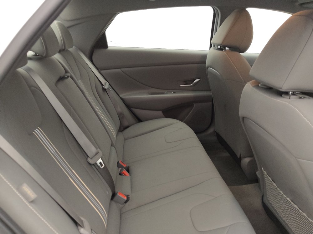 Used 2025 Hyundai Elantra SEL image 19