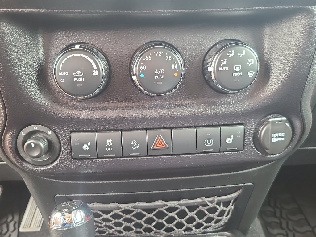 Used 2015 Jeep Wrangler Unlimited Sahara AWD/4WD image 21