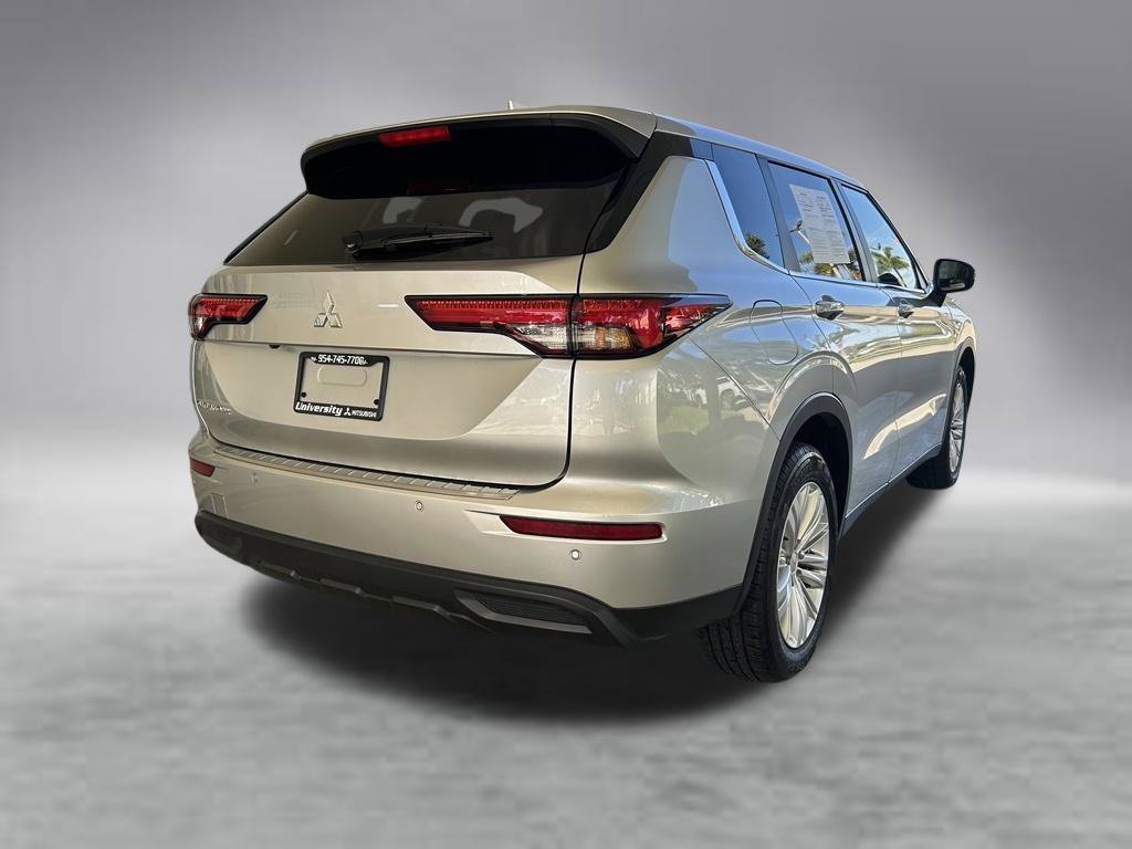 Used 2024 Mitsubishi Outlander ES FWD image 3