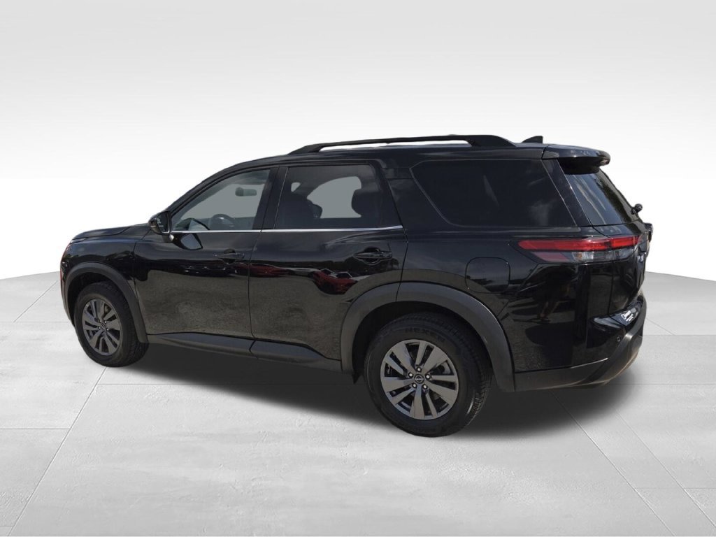 Certified 2025 Nissan Pathfinder SV FWD image 3