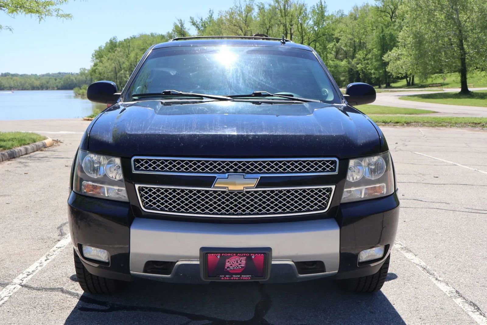 Used 2010 Chevrolet Tahoe LT w/ Luxury Package AWD/4WD image 2