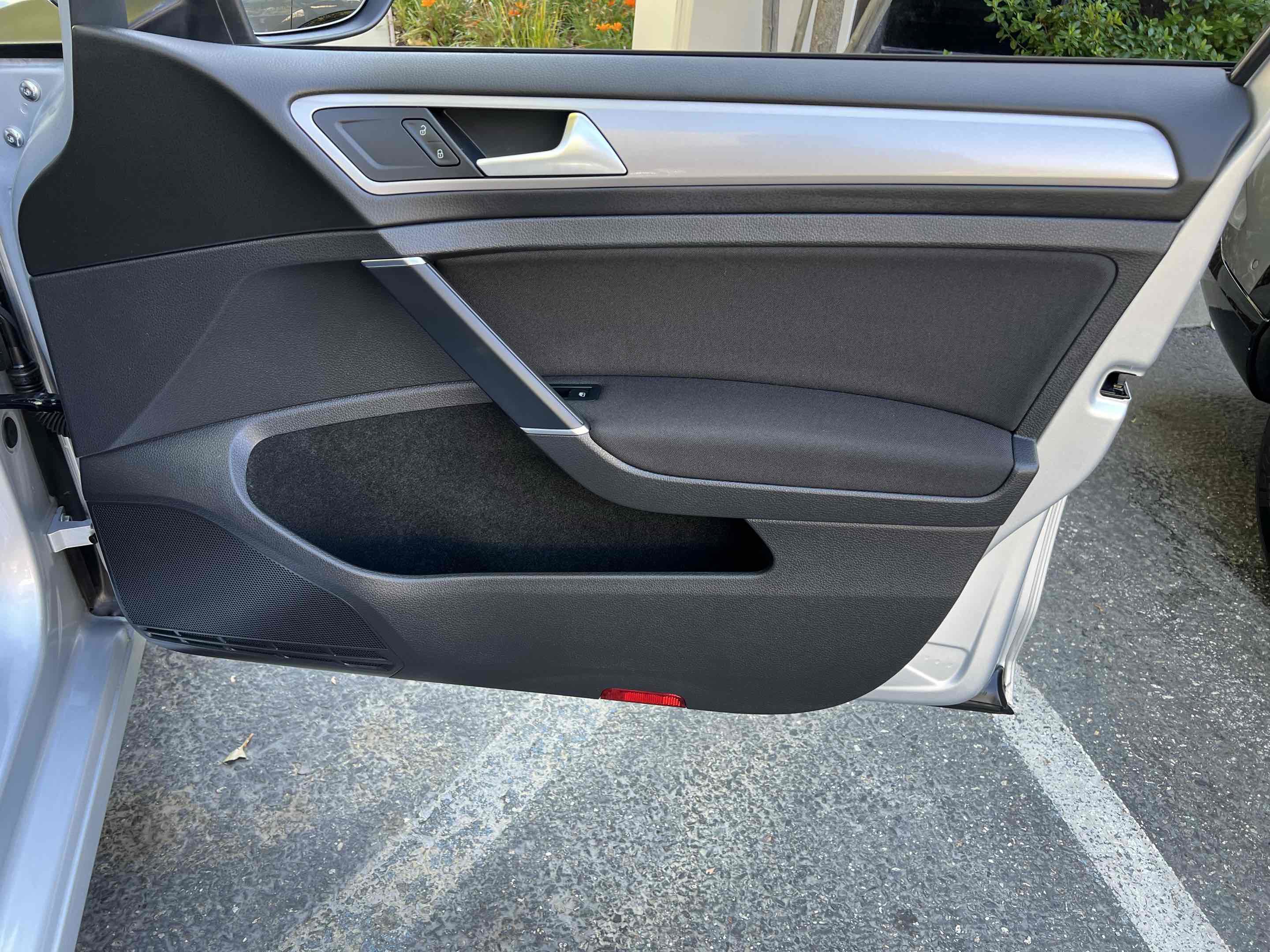 Used 2016 Volkswagen e-Golf SE w/ DC Fast Charging Package image 60