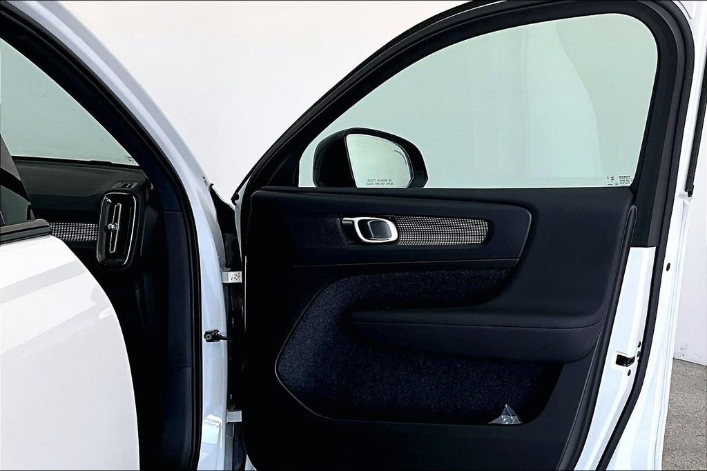 Certified 2025 Volvo XC40 B5 Plus image 26