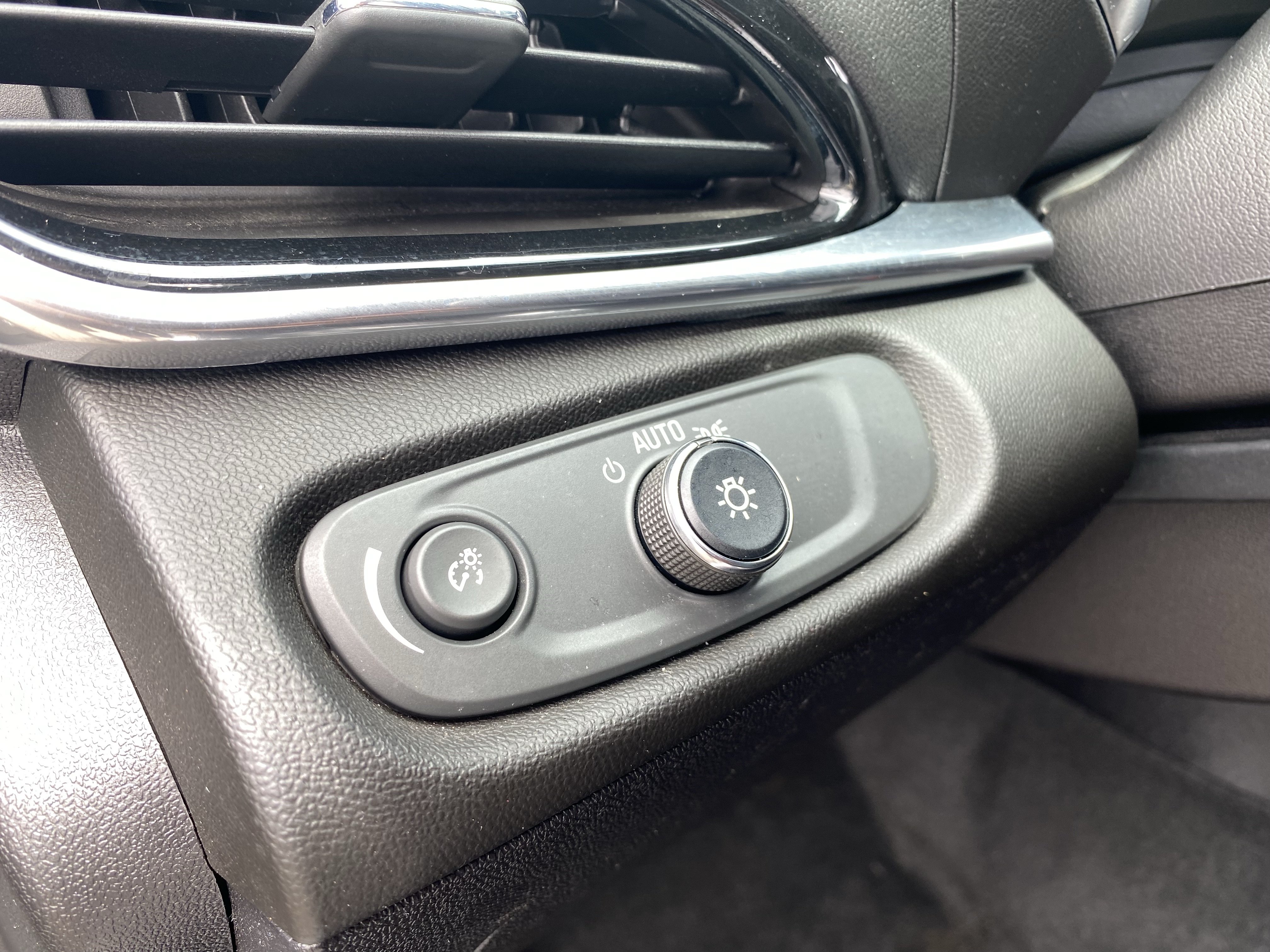 Used 2017 Chevrolet Volt Premier w/ Driver Confidence II Package FWD image 19