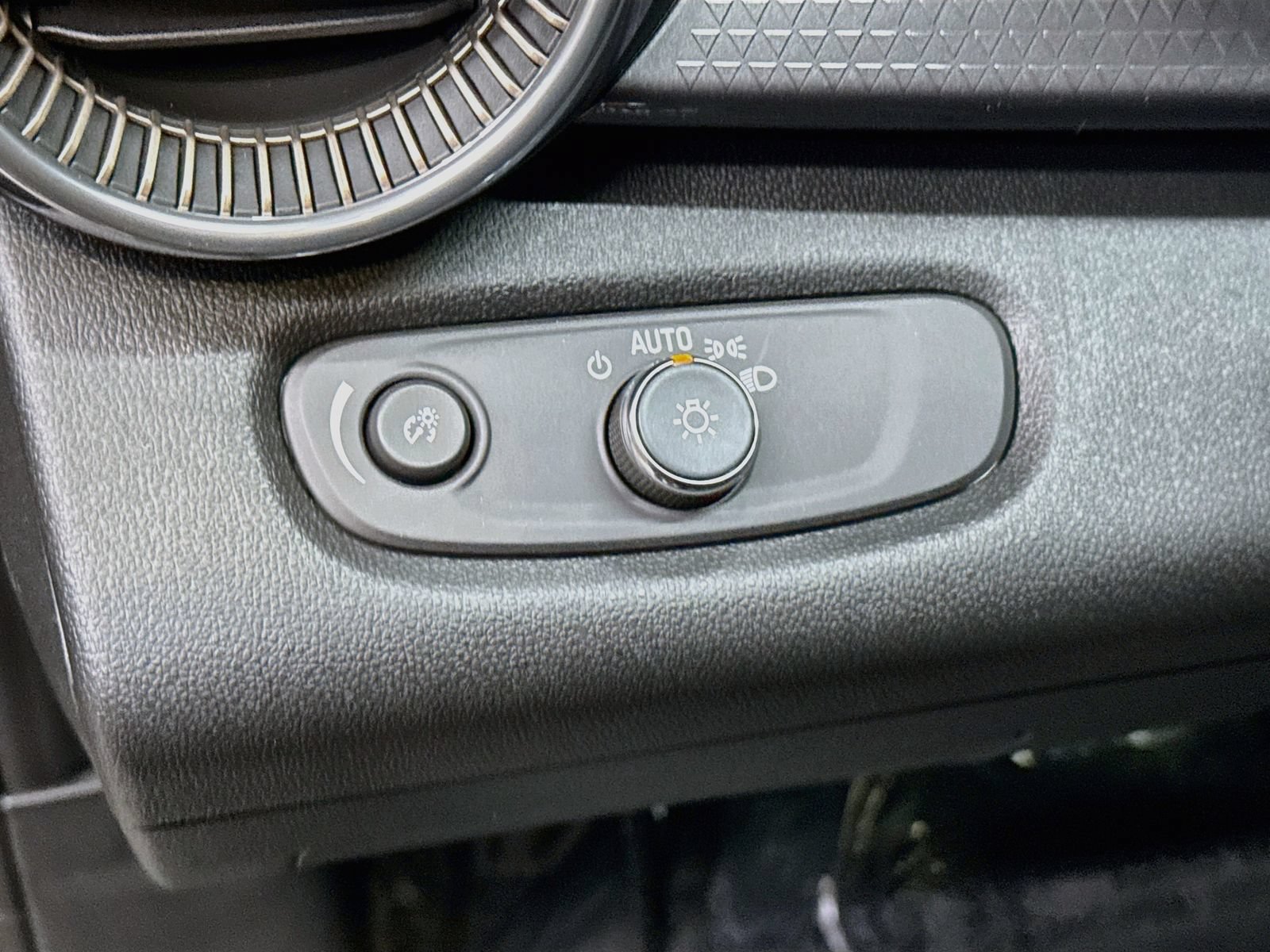New 2026 Chevrolet Trax ACTIV w/ Sunroof Package FWD image 11