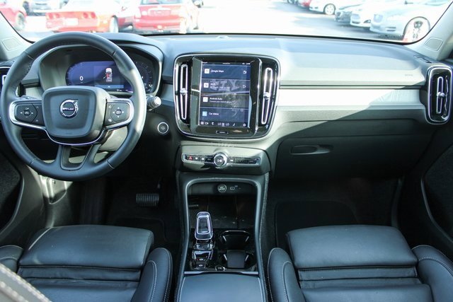 Used 2025 Volvo XC40 B5 Plus image 17