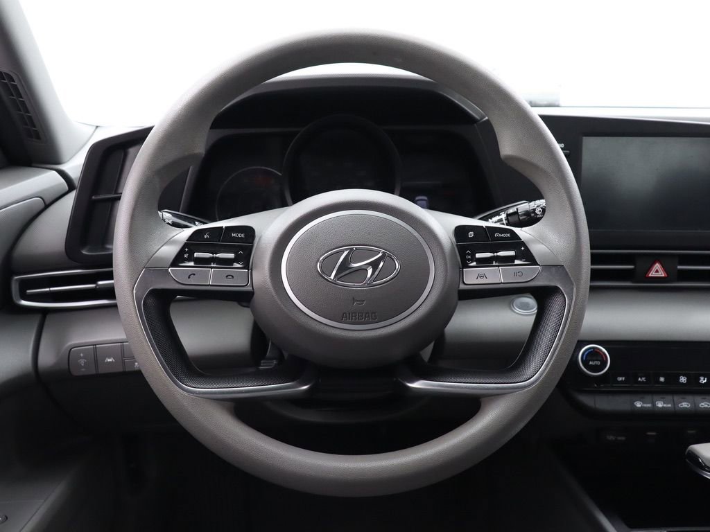 Used 2022 Hyundai Elantra SEL w/ Preferred Accessory Package image 16
