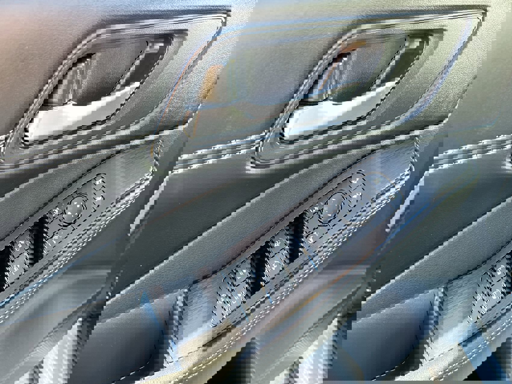 Used 2023 Nissan Rogue SV w/ SV Premium B Package image 13