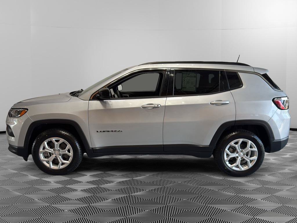 Used 2024 Jeep Compass Latitude AWD/4WD image 2