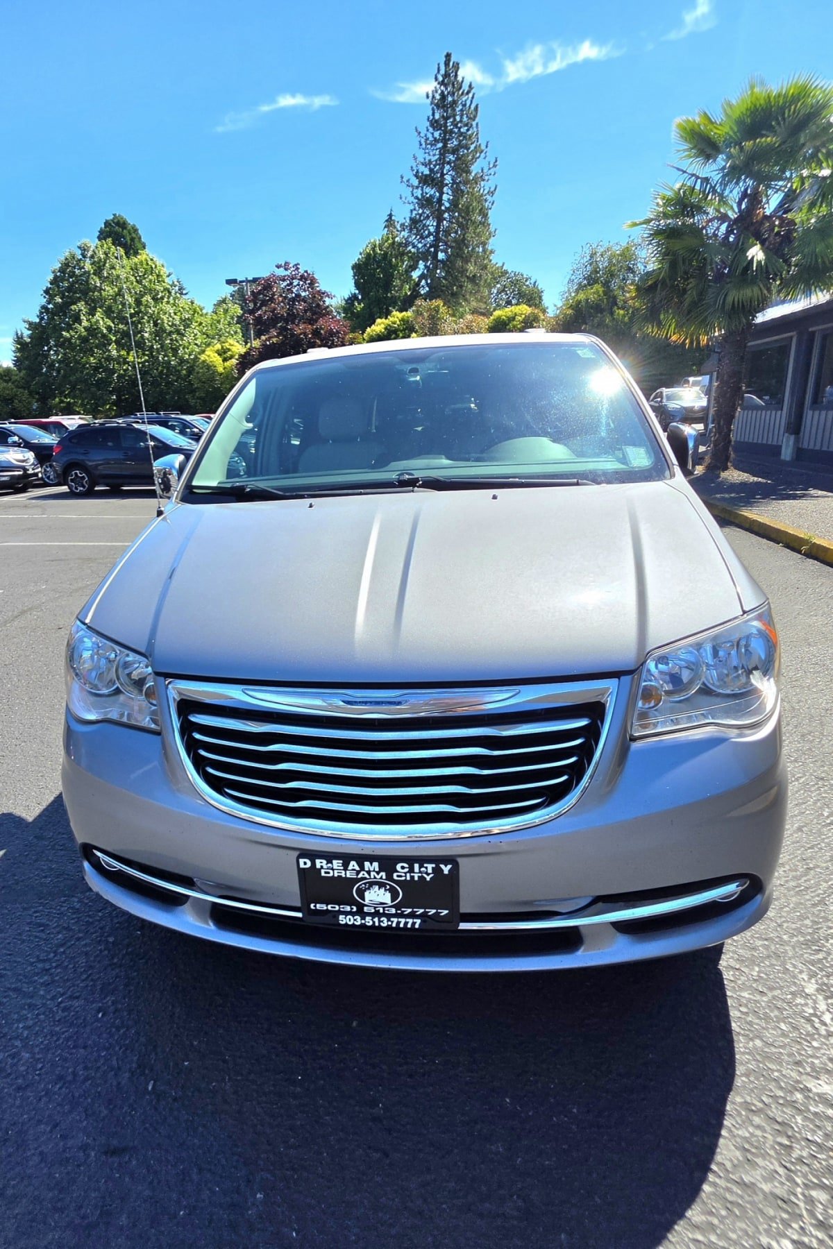Used 2015 Chrysler Town & Country Touring-L FWD image 9
