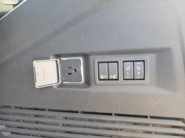 Used 2025 GMC Yukon AT4 w/ AT4 Premium Package AWD/4WD image 8