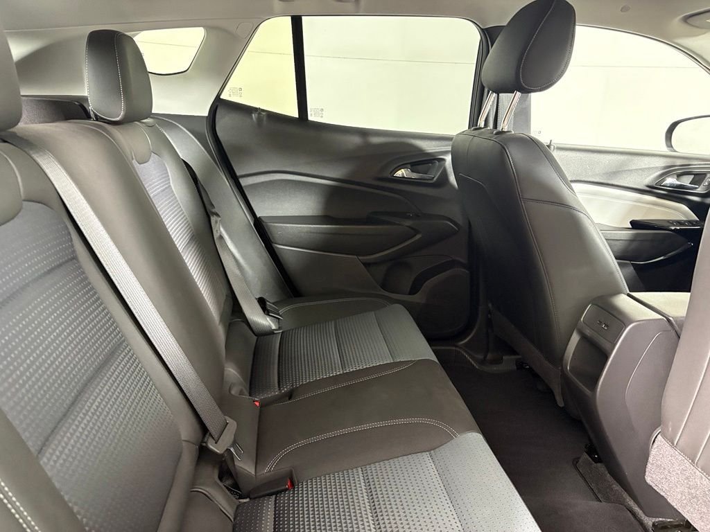 Used 2025 Chevrolet Trax LT FWD image 17