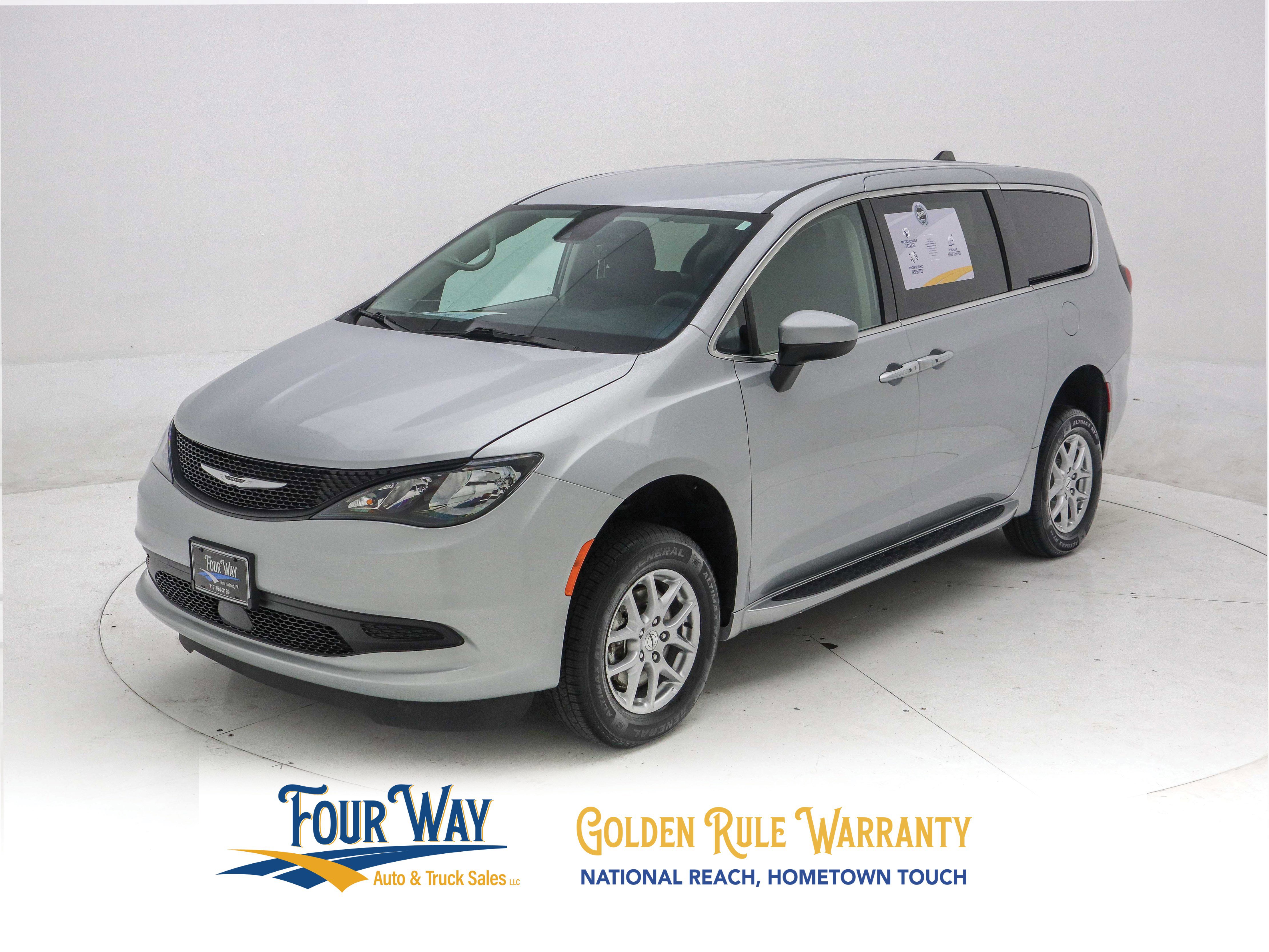 Used 2023 Chrysler Voyager LX image 9