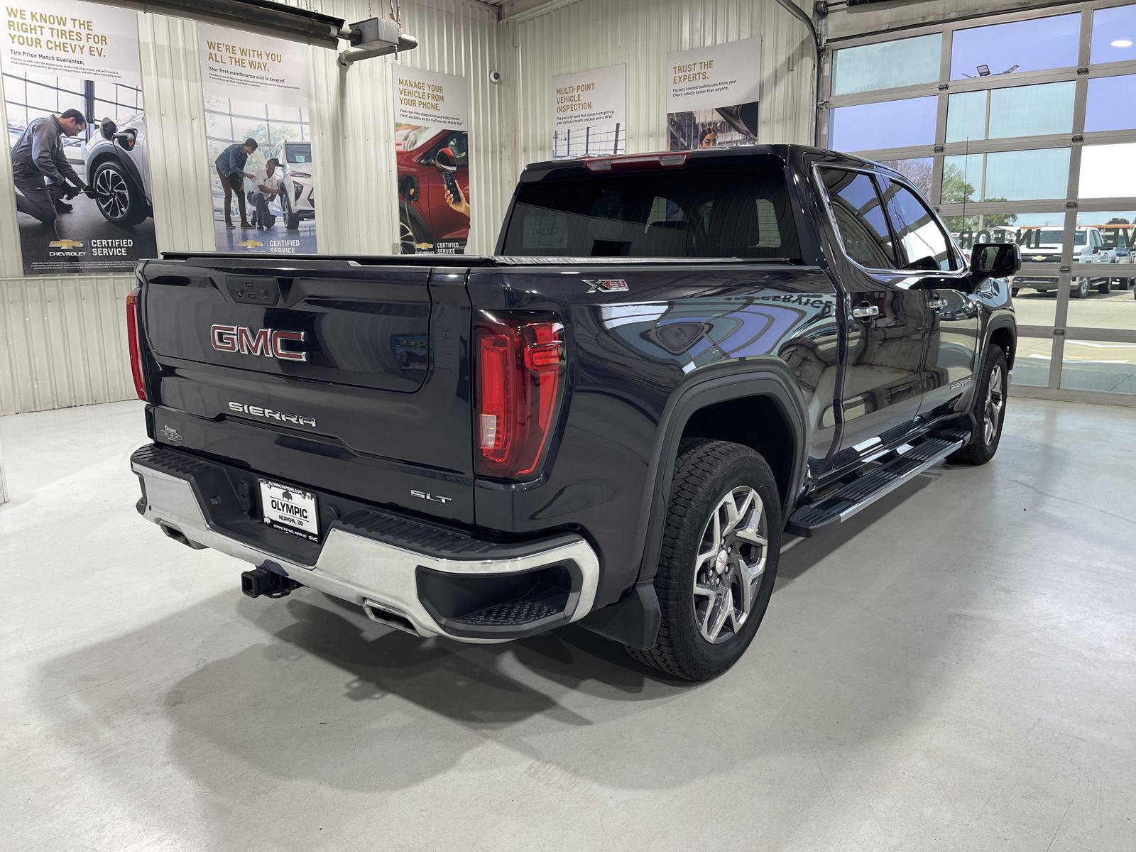 Used 2023 GMC Sierra 1500 SLT w/ SLT Premium Package AWD/4WD image 8