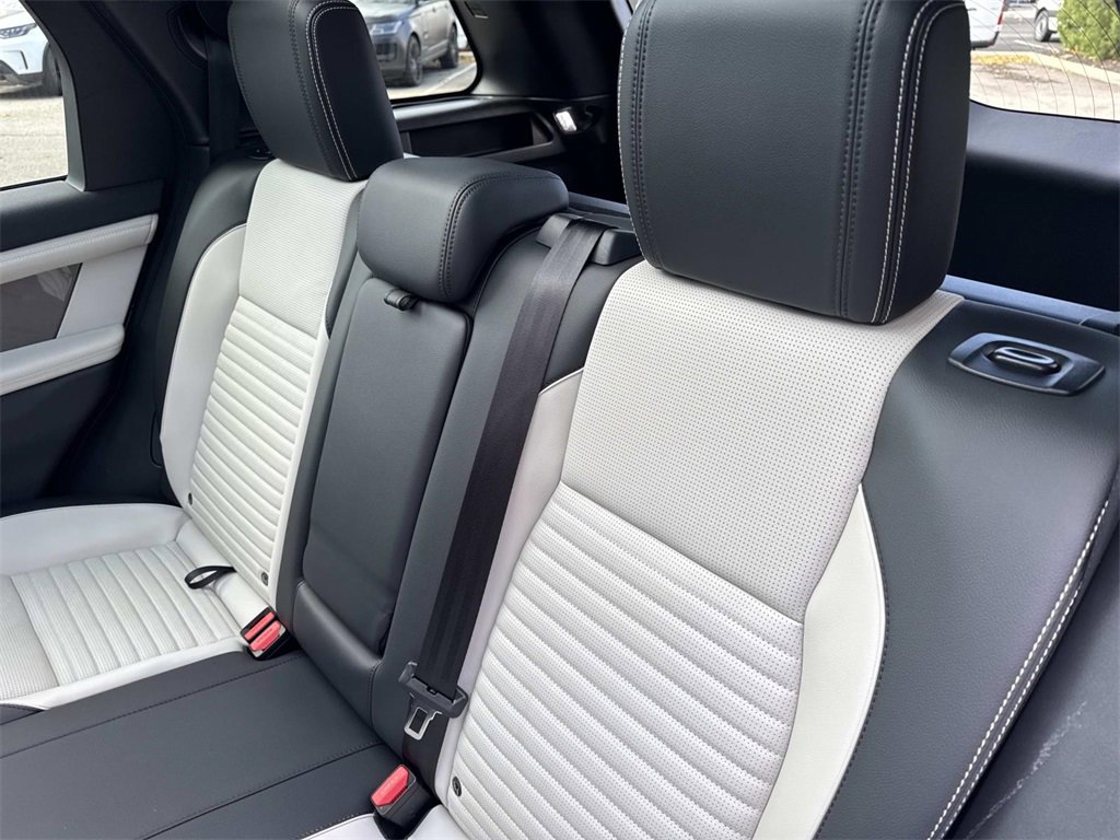 Certified 2025 Land Rover Discovery Sport Dynamic SE image 14