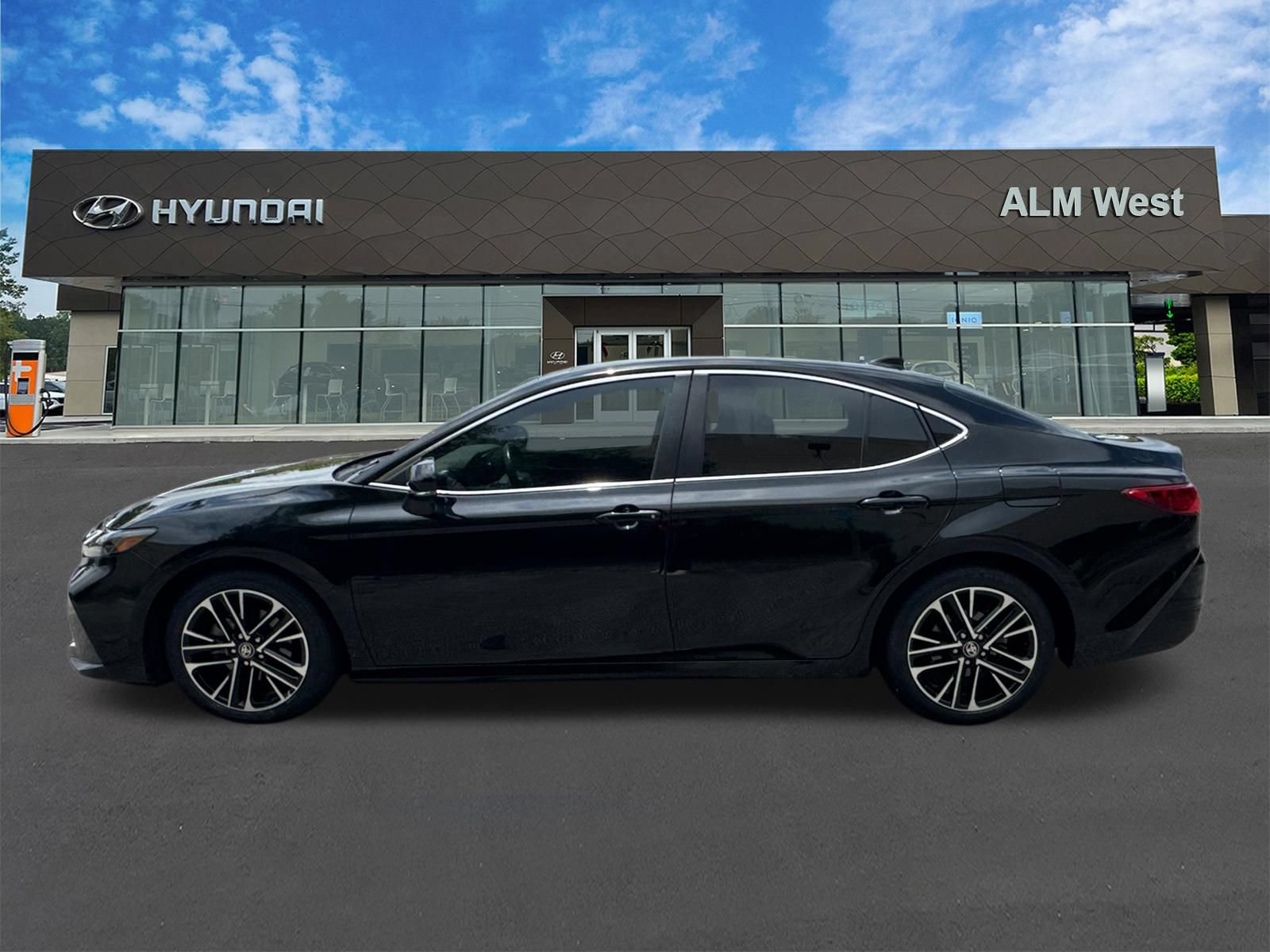 Used 2025 Toyota Camry XLE FWD image 8