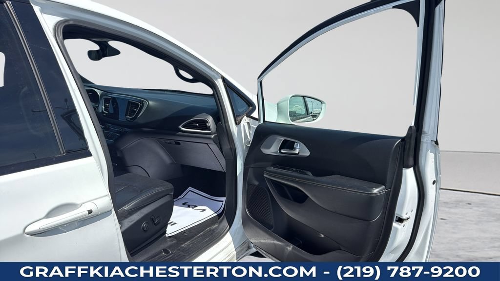 Used 2020 Chrysler Pacifica Touring-L w/ Premium Audio Group FWD image 23