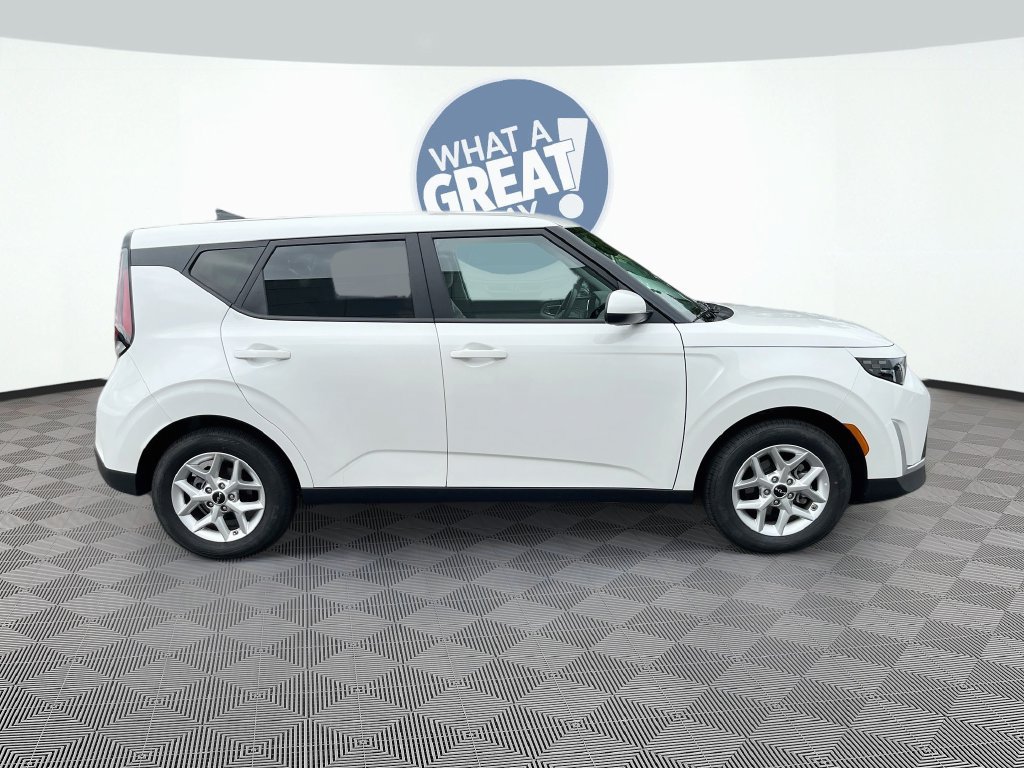 Certified 2025 Kia Soul LX w/ LX Technology Package FWD image 4