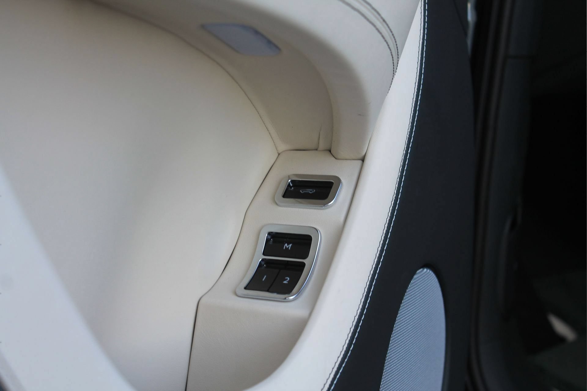 Certified 2024 Bentley Bentayga Extended Wheelbase AWD/4WD image 16