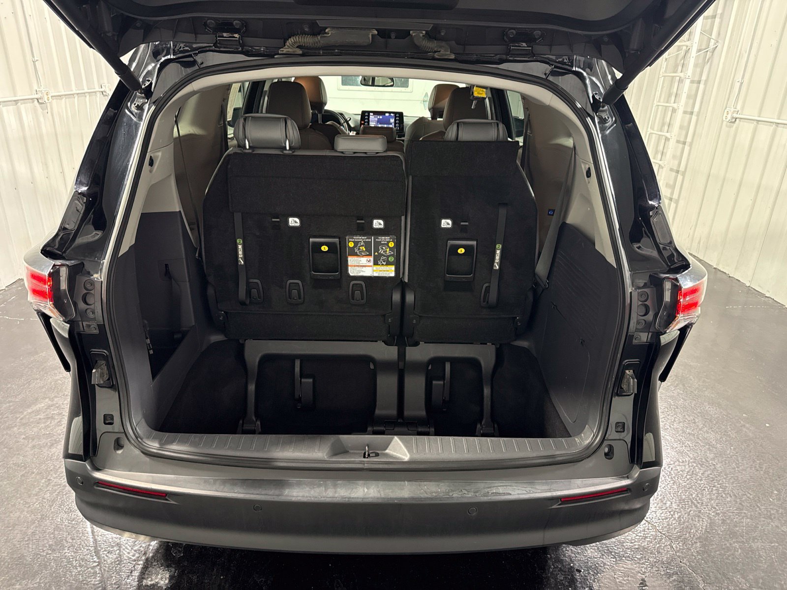 Used 2024 Toyota Sienna XLE FWD image 47