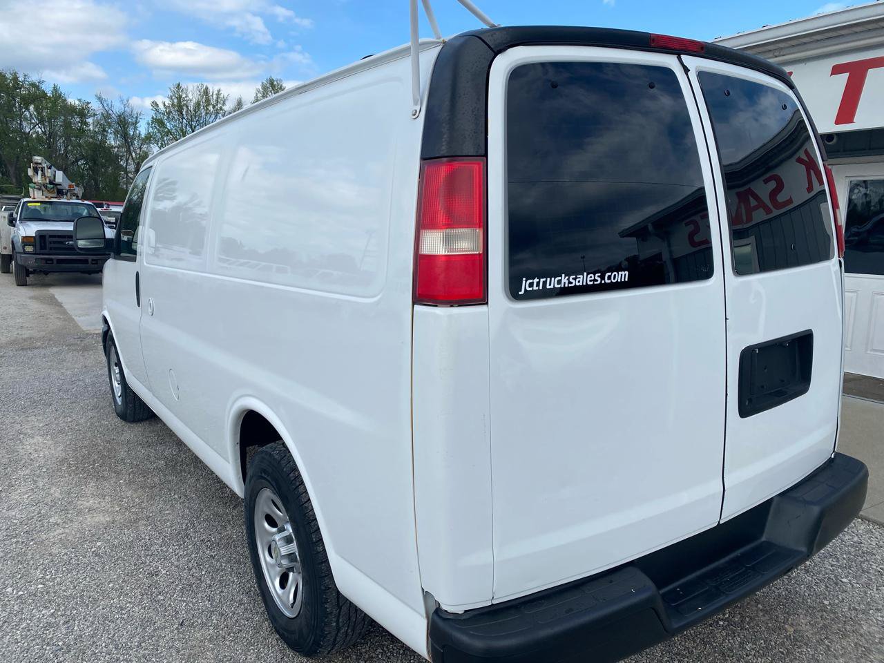 Used 2010 Chevrolet Express 1500 RWD image 4