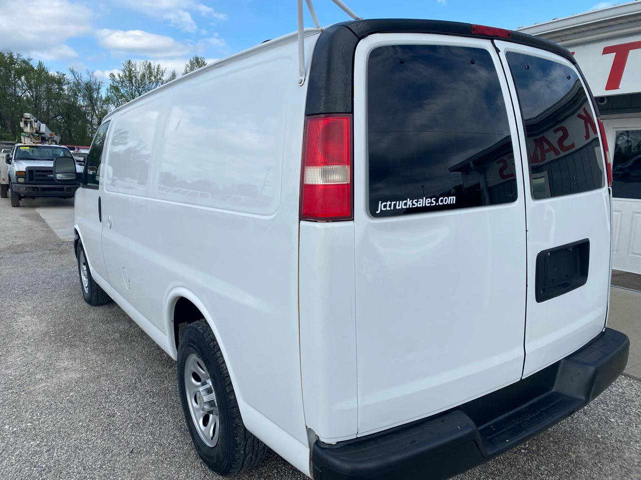 Used 2010 Chevrolet Express 1500 RWD image 4