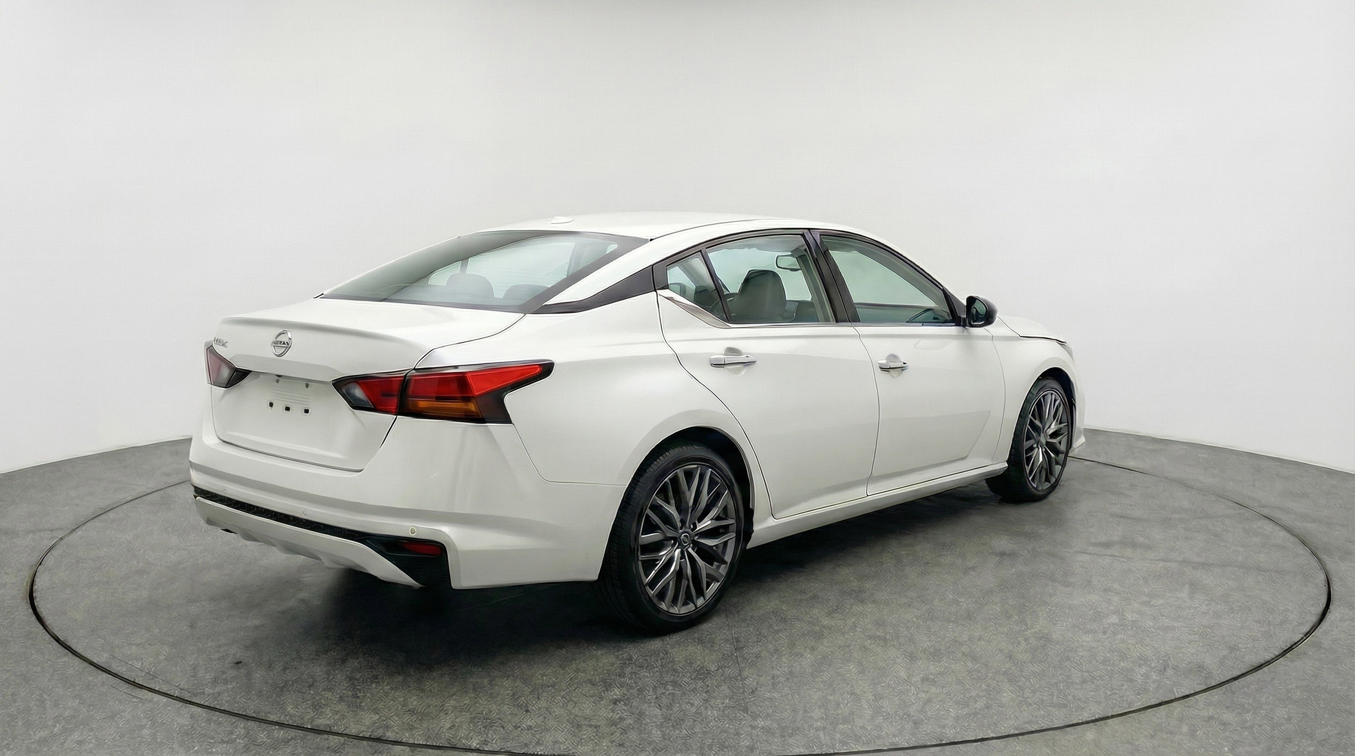 Used 2025 Nissan Altima 2.5 SV image 9