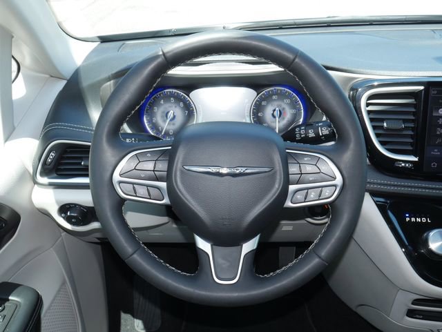 Used 2023 Chrysler Pacifica Touring-L w/ Uconnect Theater Family Group AWD/4WD image 15