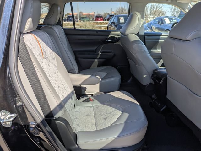 Used 2023 Toyota Highlander Bronze Edition image 32