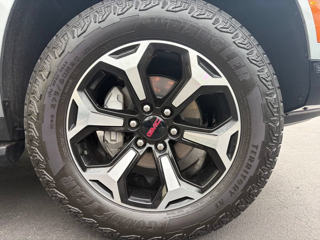 Used 2025 GMC Yukon AT4 AWD/4WD image 17