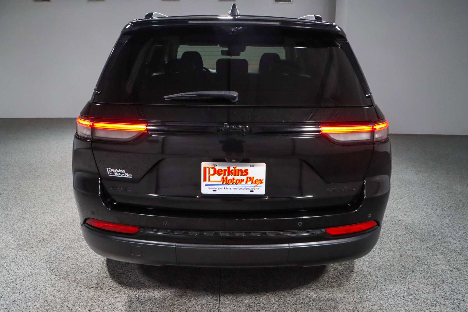 Used 2023 Jeep Grand Cherokee Limited w/ Luxury Tech Group II image 8