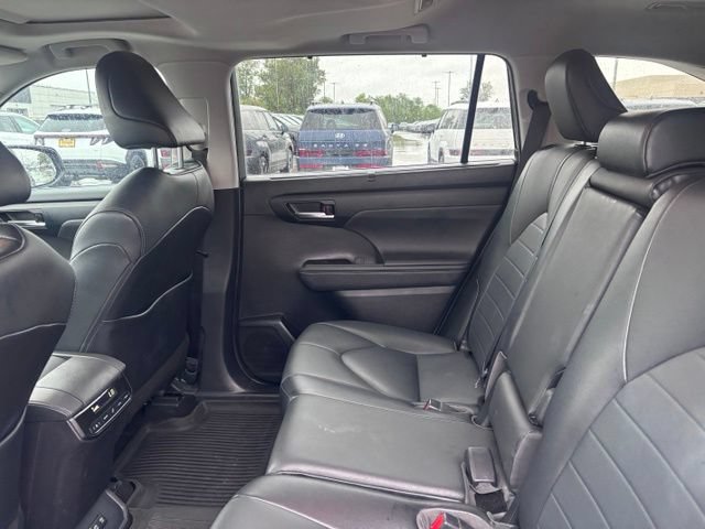 Used 2021 Toyota Highlander XLE AWD/4WD image 39