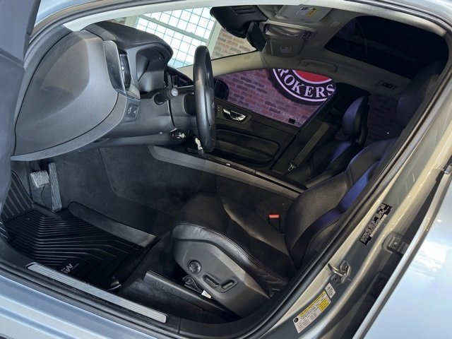 Used 2018 Volvo XC60 T5 Momentum w/ Convenience Package image 17