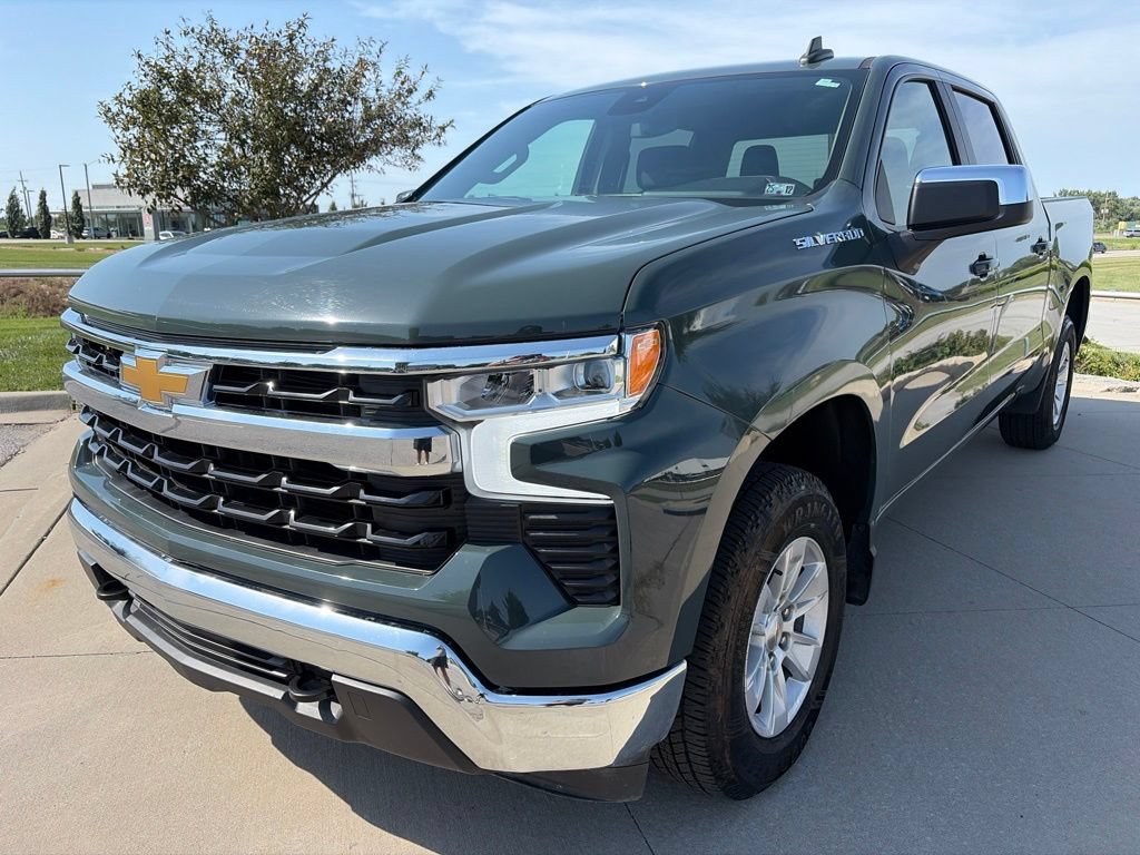 Used 2025 Chevrolet Silverado 1500 LT AWD/4WD image 4