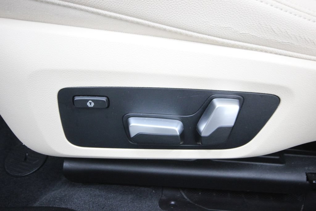 Used 2020 BMW 330i xDrive Sedan AWD/4WD image 13