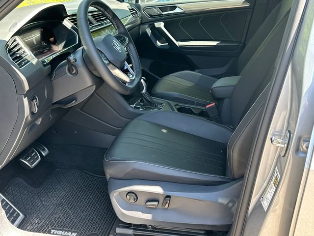 Used 2023 Volkswagen Tiguan SE R-Line image 9