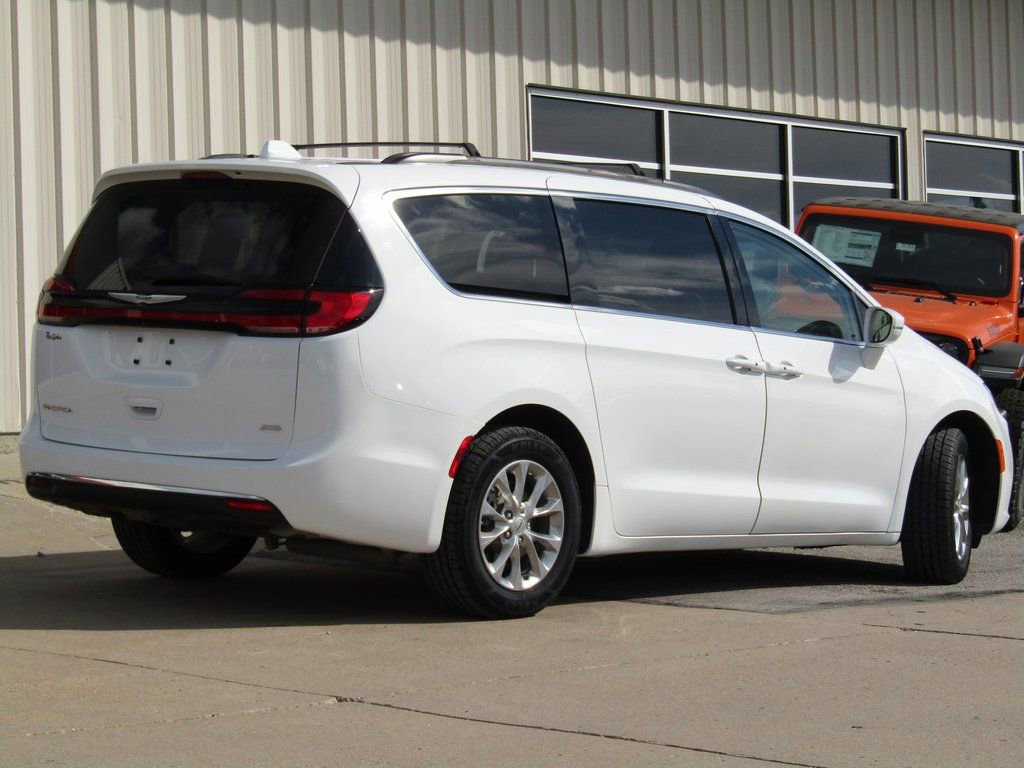 Used 2022 Chrysler Pacifica Touring-L image 3