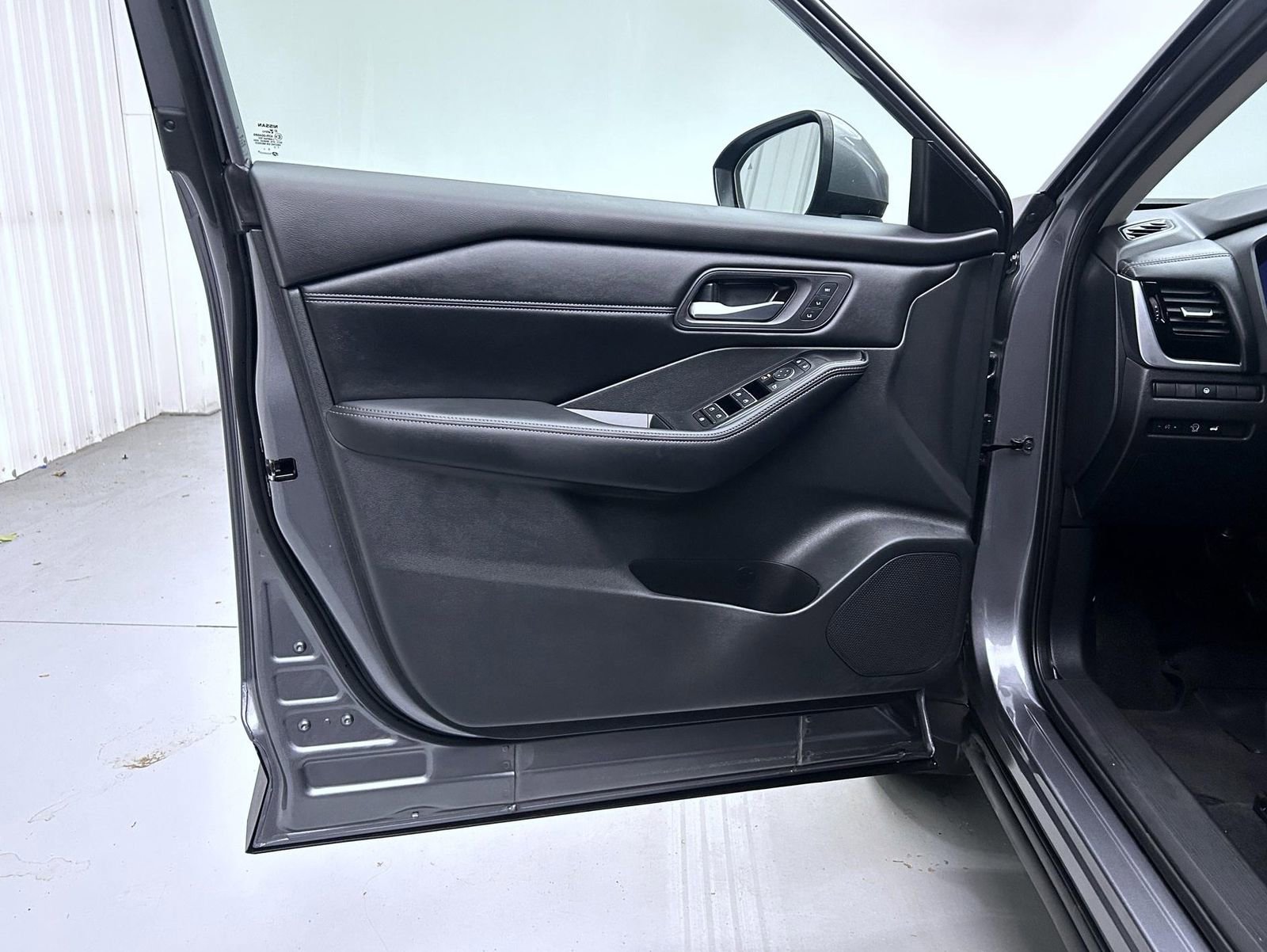 Used 2024 Nissan Rogue SL w/ SL Premium Package image 9