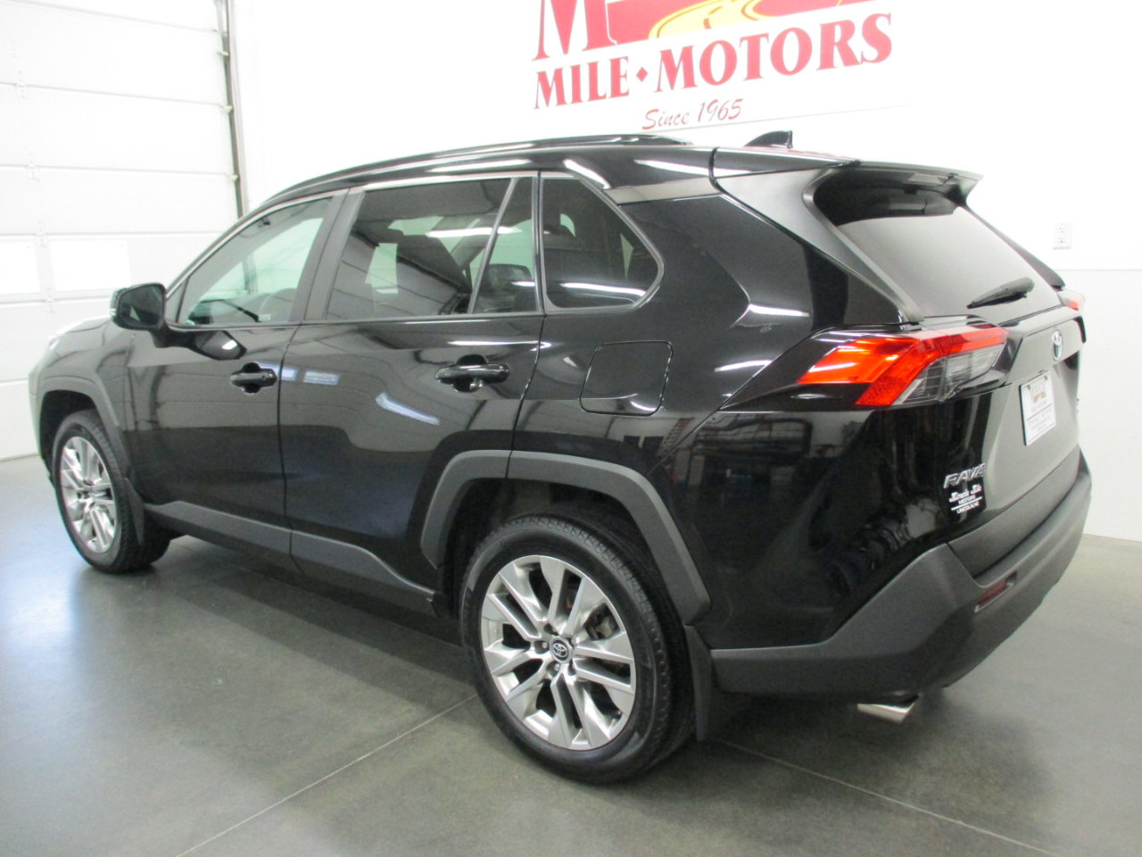 Used 2021 Toyota RAV4 XLE Premium image 4