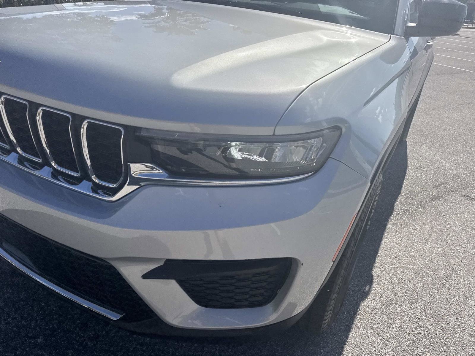 Used 2023 Jeep Grand Cherokee Laredo image 10