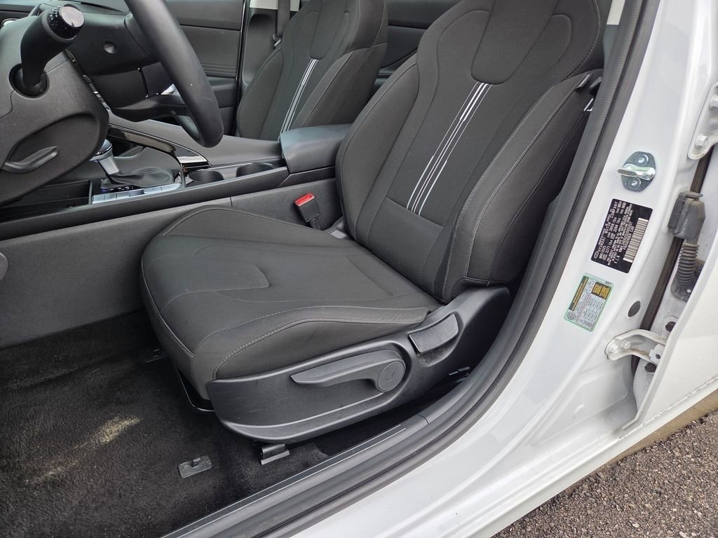 Used 2025 Hyundai Elantra SEL FWD image 6