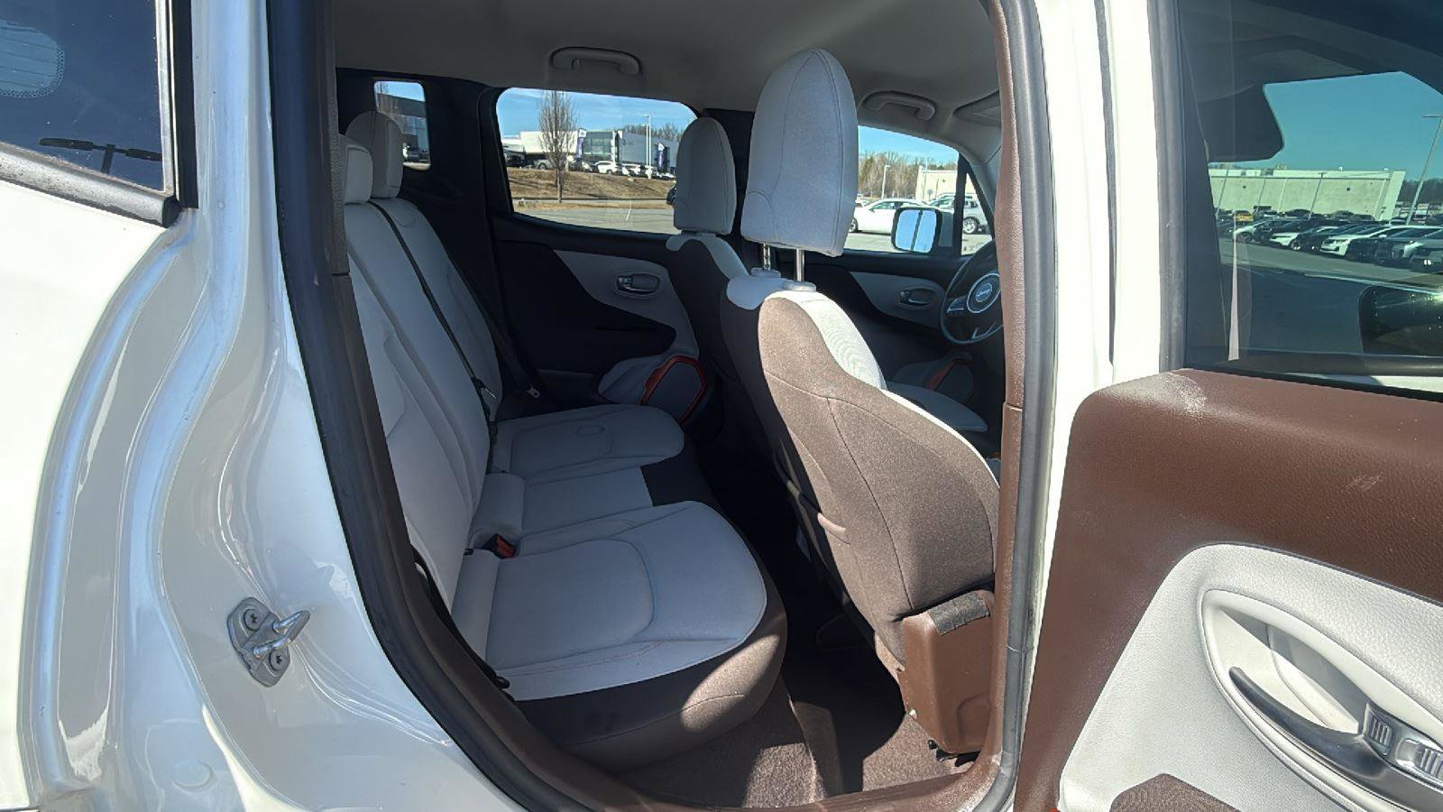 Used 2015 Jeep Renegade Latitude w/ Cold Weather Group image 21