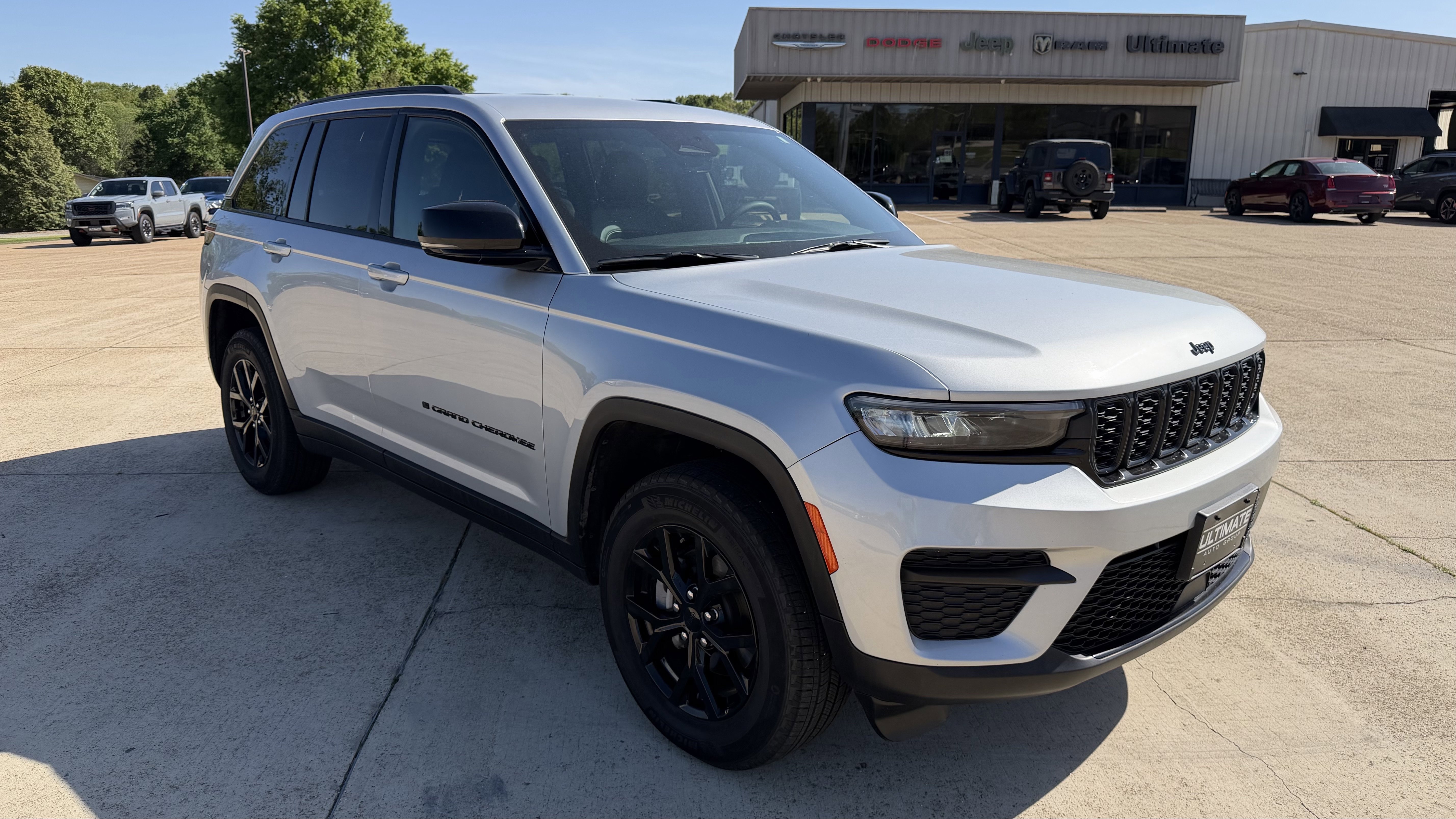 Used 2025 Jeep Grand Cherokee Altitude AWD/4WD image 10