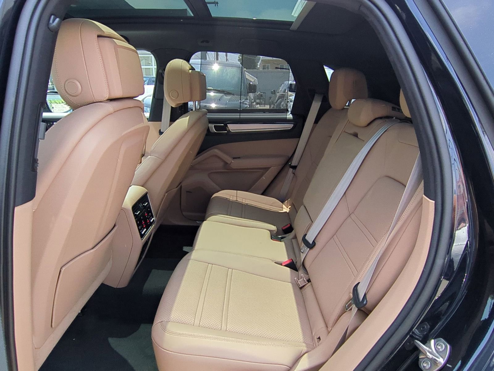 Used 2023 Porsche Cayenne Platinum Edition AWD/4WD image 25