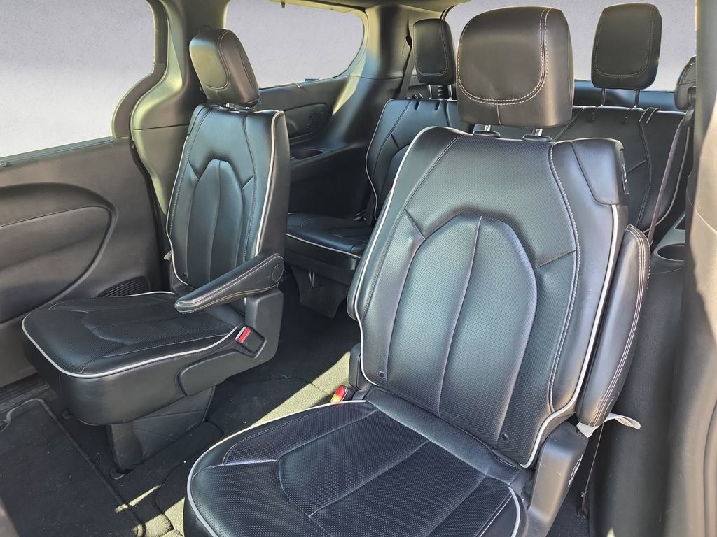 Used 2025 Chrysler Pacifica Limited image 13
