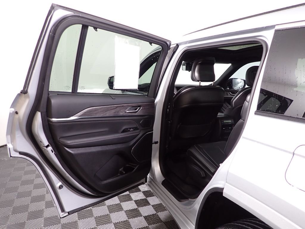 Used 2023 Jeep Grand Cherokee L Overland w/ Luxury Tech Group IV AWD/4WD image 41