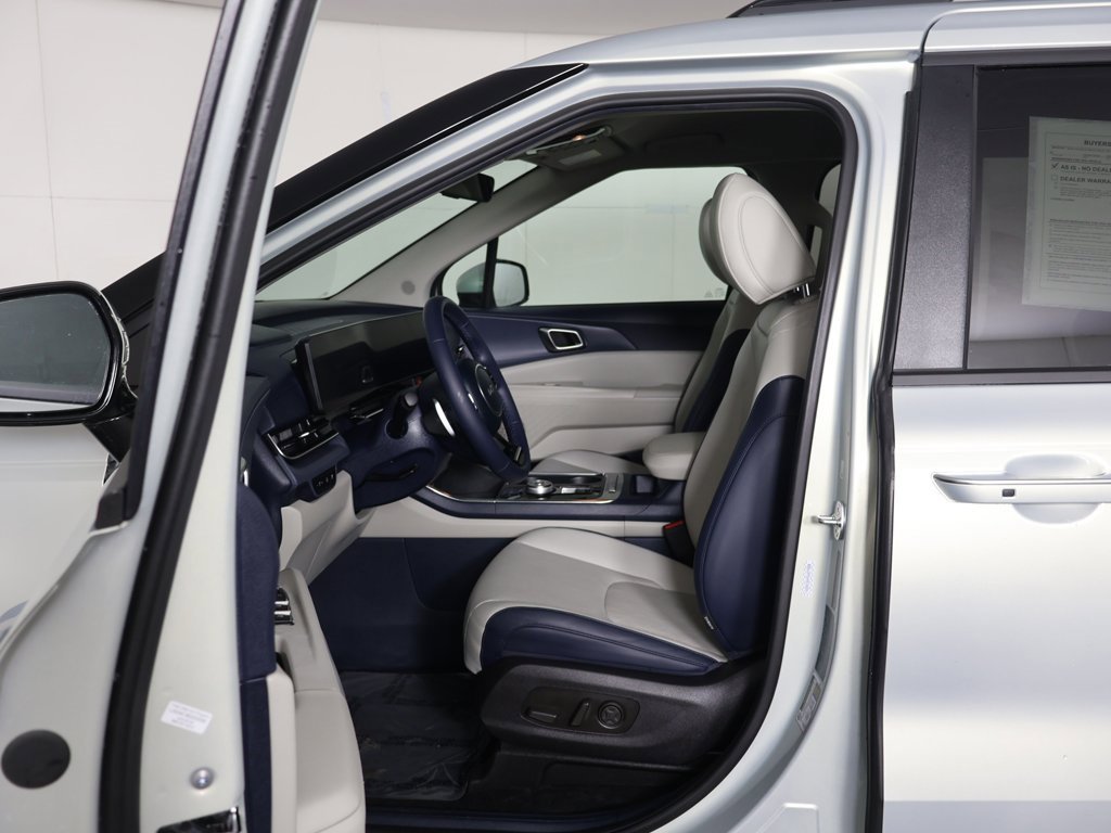 Used 2025 Kia Carnival EX image 29