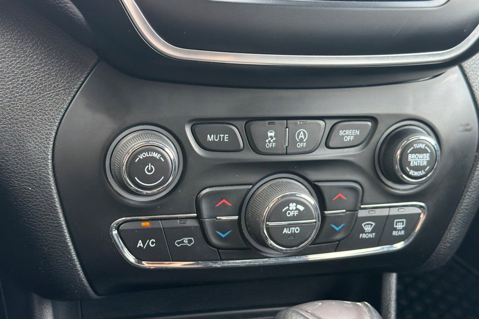 Used 2019 Jeep Cherokee Latitude Plus w/ Comfort/Convenience Group image 20