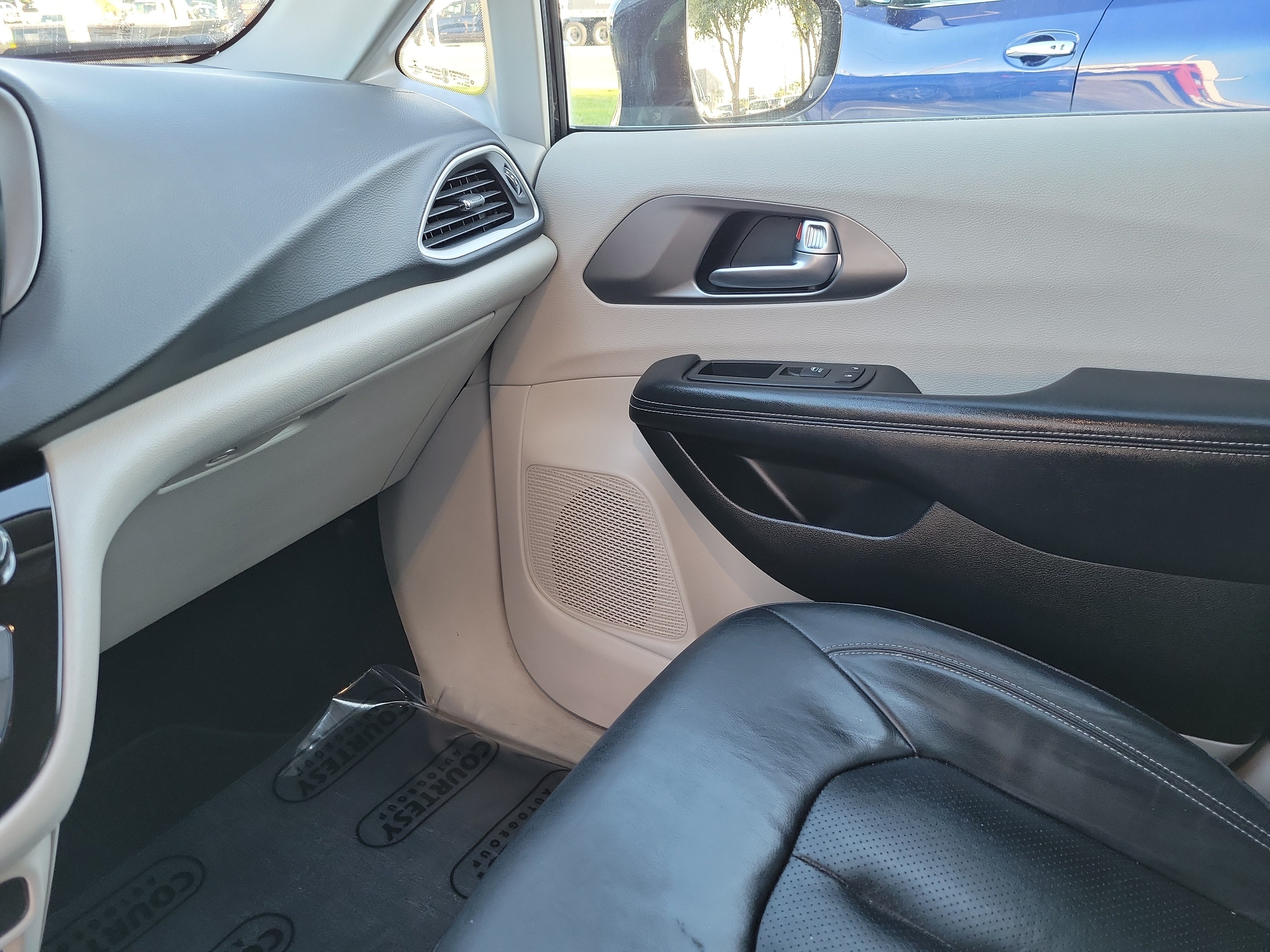 Used 2022 Chrysler Pacifica Touring-L FWD image 24