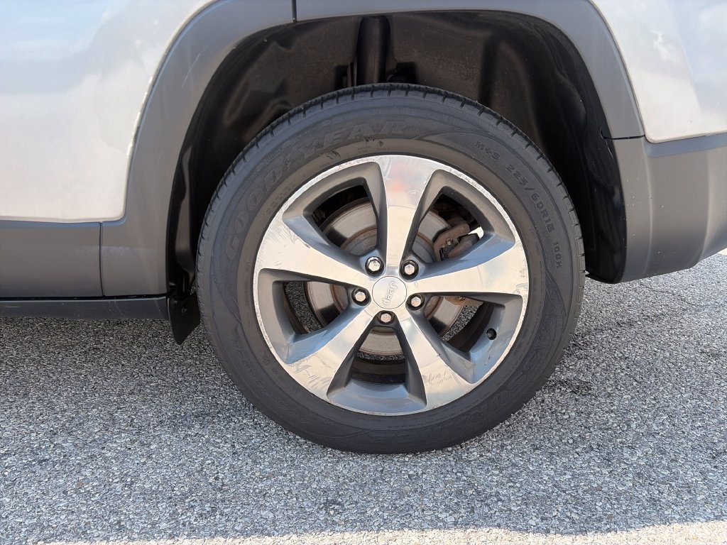 Used 2019 Jeep Cherokee Limited w/ Trailer Tow Group AWD/4WD image 43